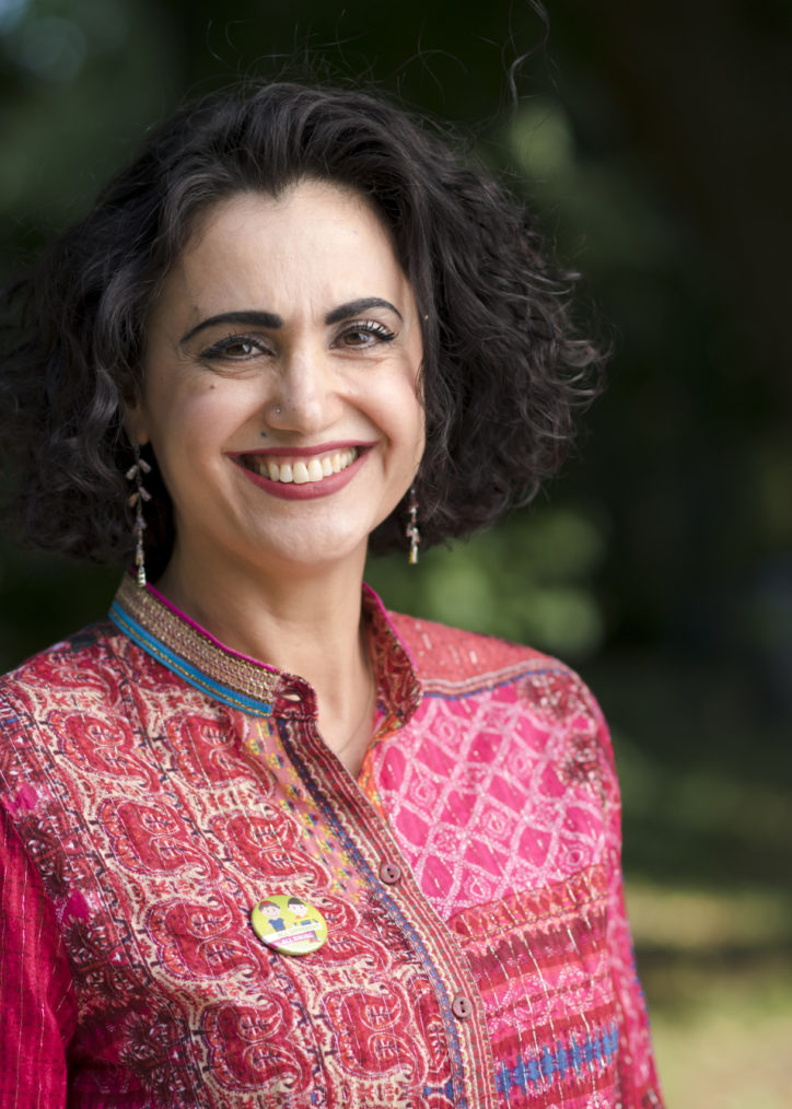 Sommerliches Portraitfoto von Zerife Yatkin