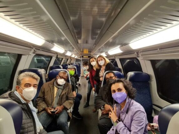 Gruppenfoto von die Menschen der GMW mit FFP2 Masken im Zug