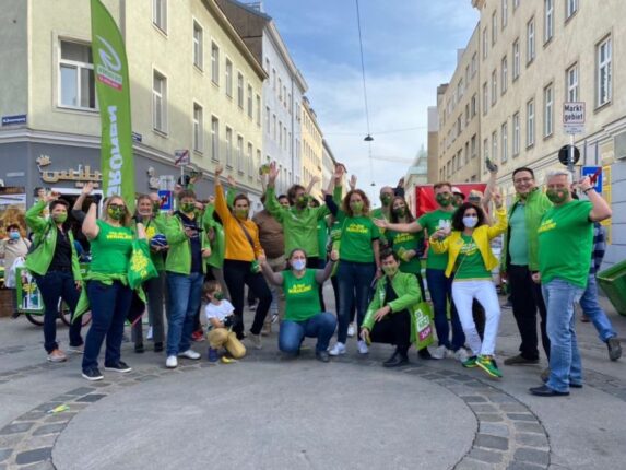 Ein Gruppenfoto mit den Menschen der Jugös, zusammen mit Parteivorsitzende Judith Pühringer